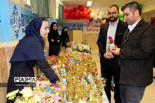 بازید از نمایشگاه و دستاوردهای مدرسه انقلاب دبیرستان سپاهان و حضرت زینب در بهارستان ۲
