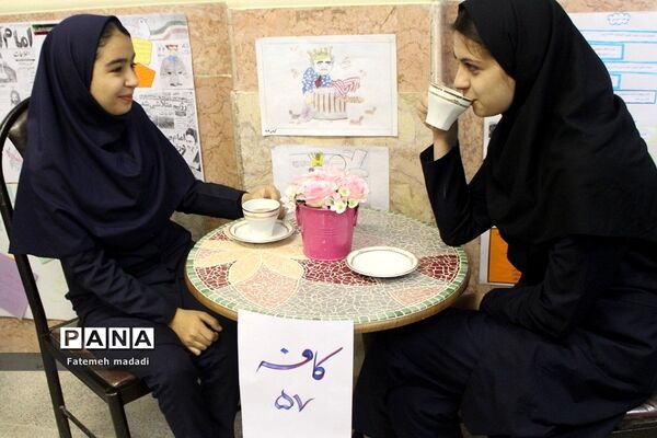 بازید از نمایشگاه و دستاوردهای مدرسه انقلاب دبیرستان سپاهان و حضرت زینب در بهارستان ۲