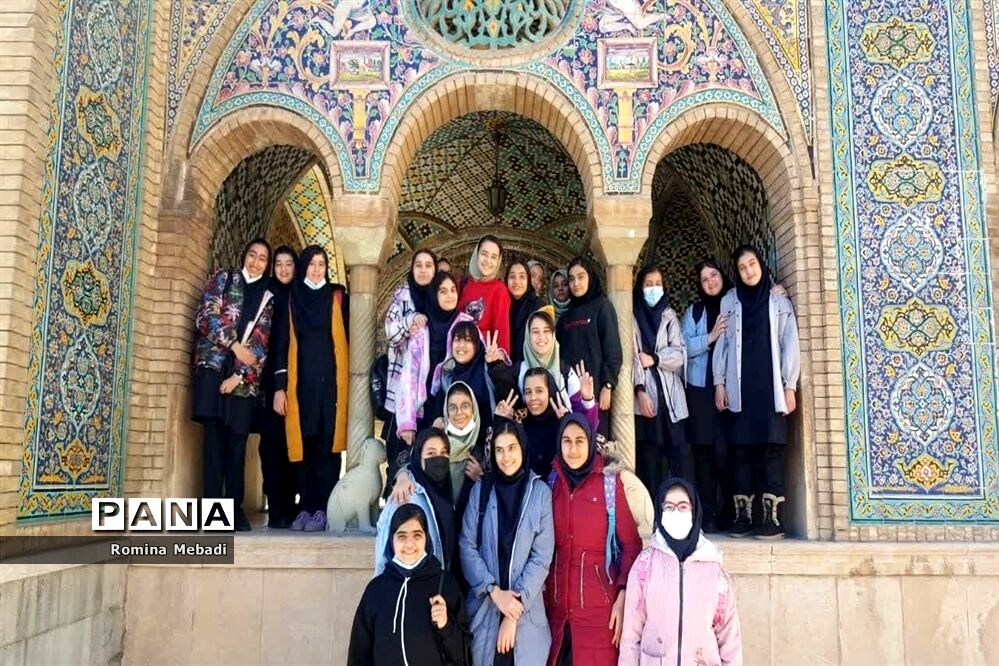 بازدید دانش‌آموزان آموزشگاه الزهرا(س) اسلامشهر از کاخ گلستان