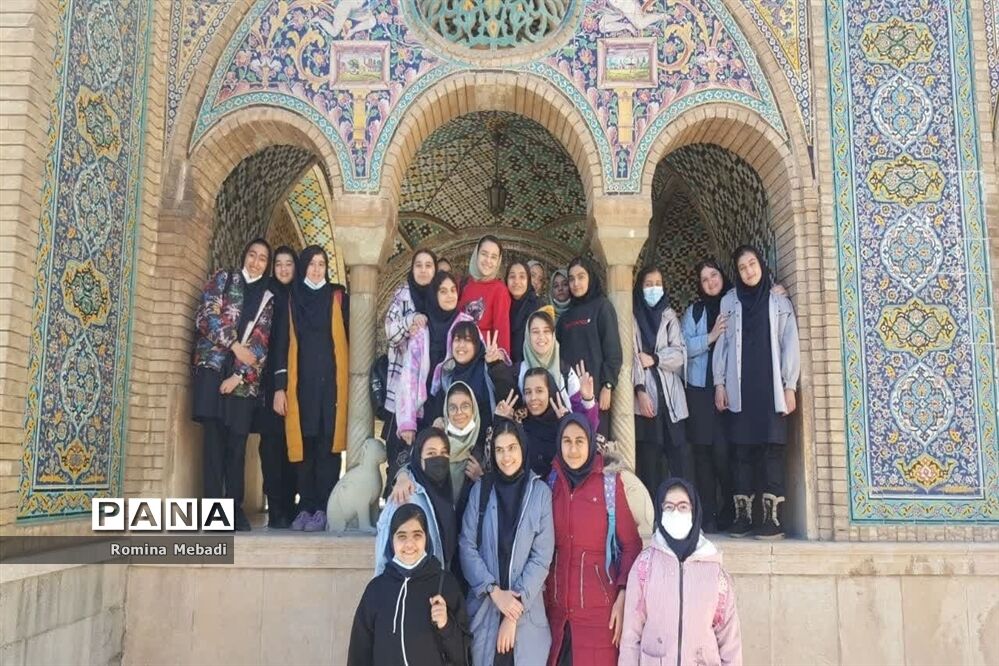 بازدید دانش‌آموزان آموزشگاه الزهرا(س) اسلامشهر از کاخ گلستان