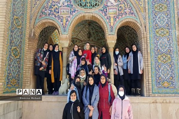 بازدید دانش‌آموزان آموزشگاه الزهرا(س) اسلامشهر از کاخ گلستان
