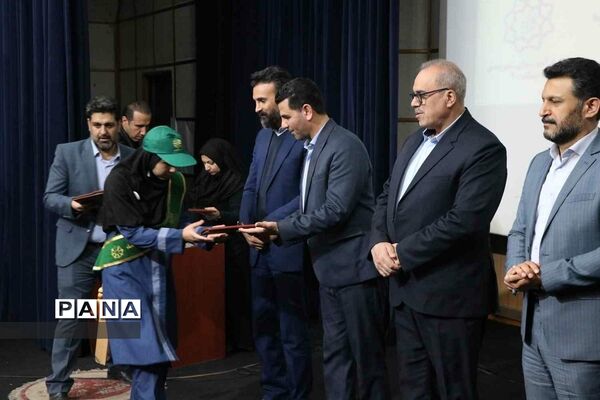 برگزاری مراسم بیست و دومین دوره آیین تنفیذ احکام شهرداران مدارس منتخب منطقه درفرهنگسرای ولای شهرری