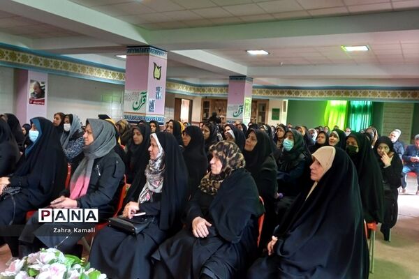 برگزاری مراسم تقدیر و تجلیل از دانش‌آموزان ممتاز در مدرسه شاهد طیبه شهریار