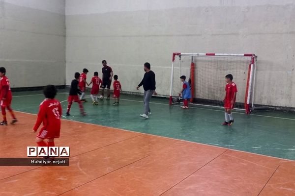برگزاری مسابقات فوتبال در مدارس ابتدایی پسرانه روستای مهرآباد رودهن