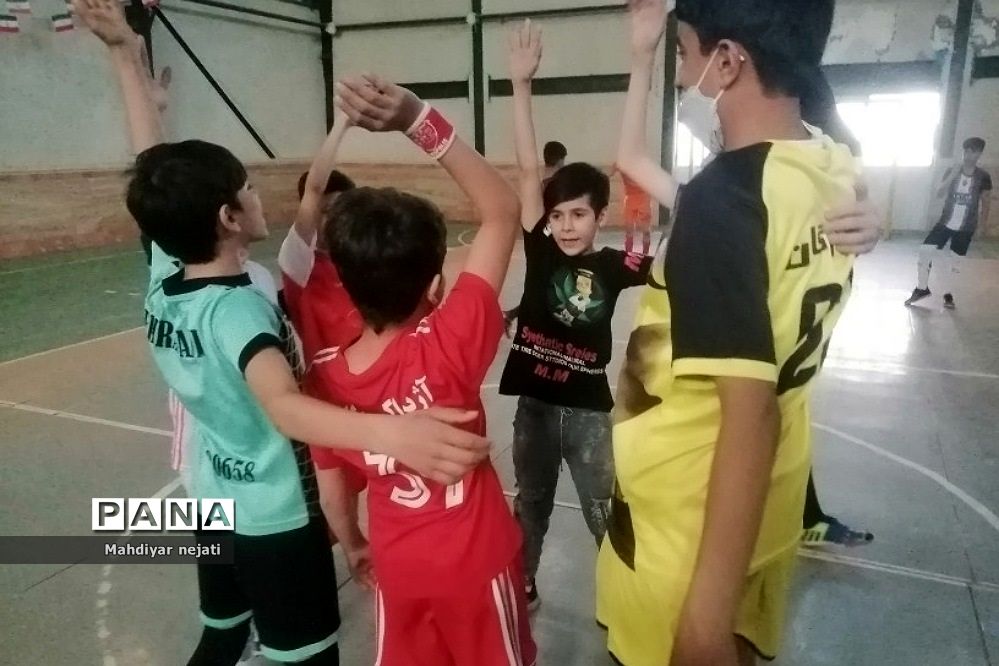 برگزاری مسابقات فوتبال در مدارس ابتدایی پسرانه روستای مهرآباد رودهن