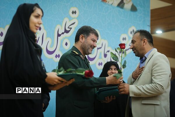 همایش ملی تجلیل از دبیران منتخب درس آمادگی دفاعی کشور