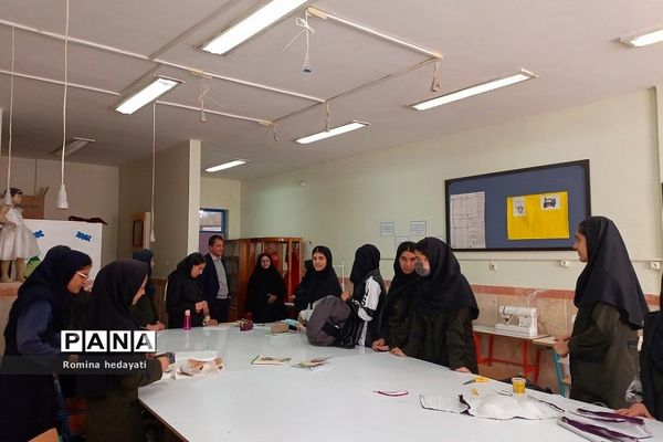 بازدید و ارزیابی مسئول فنی حرفه‌ای اداره کل آموزش و پرورش شهرستان‌های استان تهران  از هنرستان مبتکران رودهن