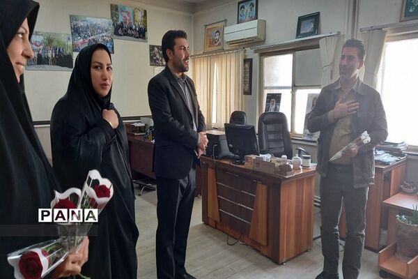 اهدا گل و تبریک هفته امور تربیتی به کارشناسان اداره‌کل آموزش وپرورش شهرستان‌های استان تهران