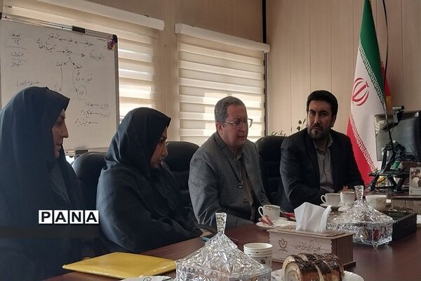 اهدا گل و تبریک هفته امور تربیتی به کارشناسان اداره‌کل آموزش وپرورش شهرستان‌های استان تهران