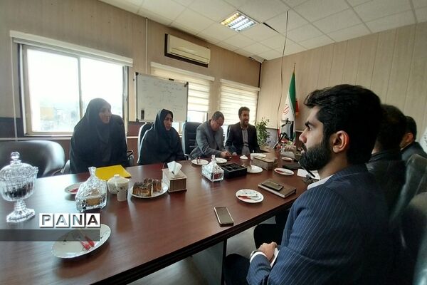 اهدا گل و تبریک هفته امور تربیتی به کارشناسان اداره‌کل آموزش وپرورش شهرستان‌های استان تهران