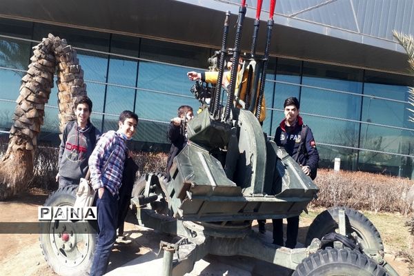 بازدید جاماندگان راهیان نور از باغ موزه انقلاب اسلامی و تجدید پیمان با آرمان‌های دفاع مقدس