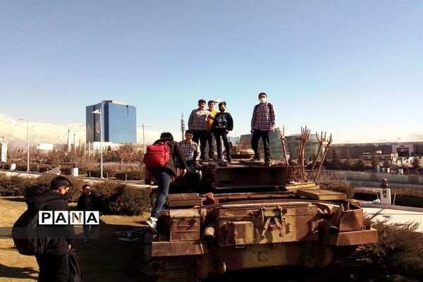 بازدید جاماندگان راهیان نور از باغ موزه انقلاب اسلامی و تجدید پیمان با آرمان‌های دفاع مقدس