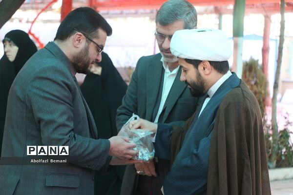 ادای احترام مسئولان آموزش و پرورش قم به شهدای امور تربیتی