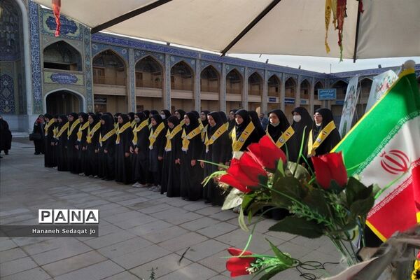 آیین غبارروبی و گل افشانی قبور شهدای حمله تروریستی شاهچراغ(ع) در آغاز هفته امور تربیتی و تربیت اسلامی
