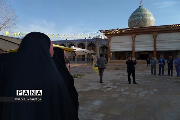 آیین غبارروبی و گل افشانی قبور شهدای حمله تروریستی شاهچراغ(ع) در آغاز هفته امور تربیتی و تربیت اسلامی