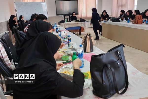 کارگاه پیشگیری از خودکشی و راهکارهای مداخله‌ای در آموزش و پرورش رودهن