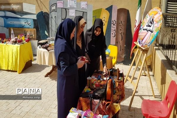 برپایی غرفه‌های فروش دست سازه‌های دانش‌آموزان مدرسه مهلا ملارد