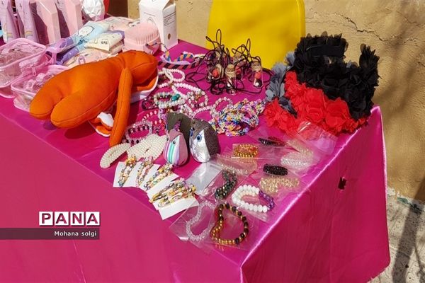 برپایی غرفه‌های فروش دست سازه‌های دانش‌آموزان مدرسه مهلا ملارد