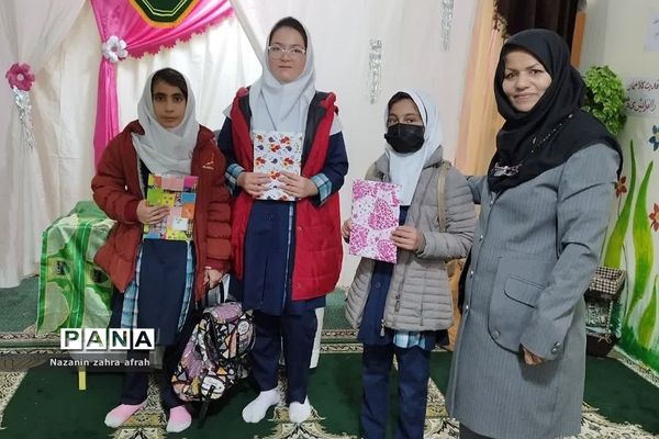 تقدیر از دانش‌آموزان فعال تربیتی و آموزشی در دبستان شهدای کریتون یک  رودهن