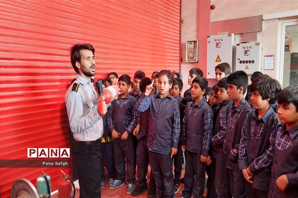 بازدید دانش‌آموزان مدرسه شاهد غدیر بافق از مرکز آتش نشانی