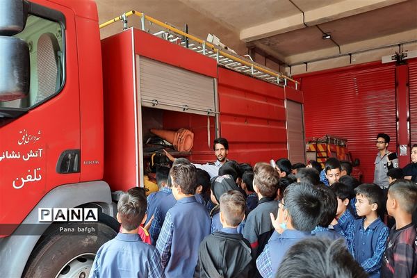 بازدید دانش‌آموزان مدرسه شاهد غدیر بافق از مرکز آتش نشانی