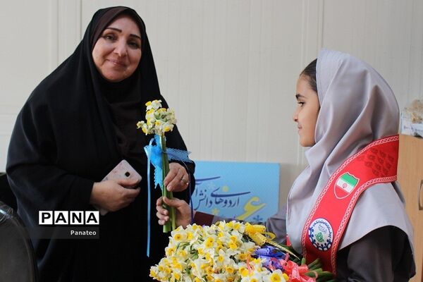 اهدای گل به مسئولان اداره‌کل آموزش و پرورش شهرستان‌های تهران در آغاز هفته امور تربیتی
