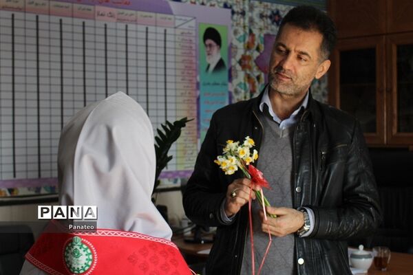 اهدای گل به مسئولان اداره‌کل آموزش و پرورش شهرستان‌های تهران در آغاز هفته امور تربیتی