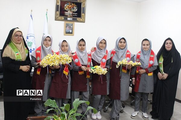 اهدای گل به مسئولان اداره‌کل آموزش و پرورش شهرستان‌های تهران در آغاز هفته امور تربیتی