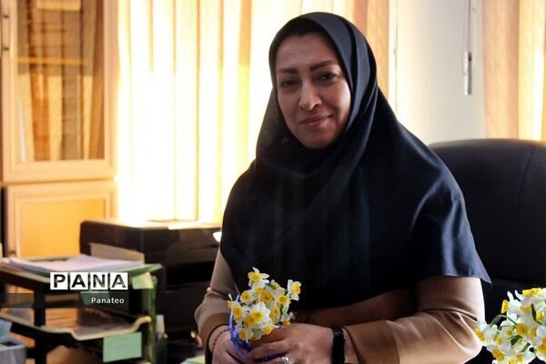 اهدای گل به مسئولان اداره‌کل آموزش و پرورش شهرستان‌های تهران در آغاز هفته امور تربیتی