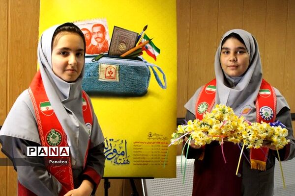 اهدای گل به مسئولان اداره‌کل آموزش و پرورش شهرستان‌های تهران در آغاز هفته امور تربیتی