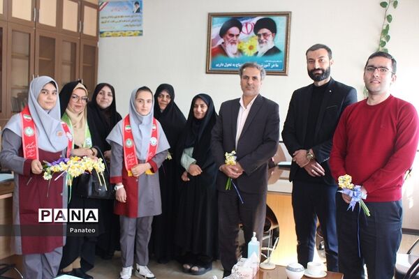 اهدای گل به مسئولان اداره‌کل آموزش و پرورش شهرستان‌های تهران در آغاز هفته امور تربیتی