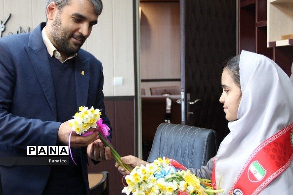 اهدای گل به مسئولان اداره‌کل آموزش و پرورش شهرستان‌های تهران در آغاز هفته امور تربیتی