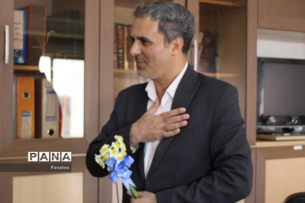اهدای گل به مسئولان اداره‌کل آموزش و پرورش شهرستان‌های تهران در آغاز هفته امور تربیتی