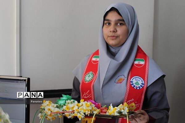 اهدای گل به مسئولان اداره‌کل آموزش و پرورش شهرستان‌های تهران در آغاز هفته امور تربیتی