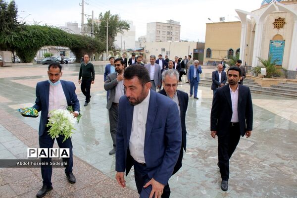 عطر افشانی قبور مطهره شهدا در بوشهر