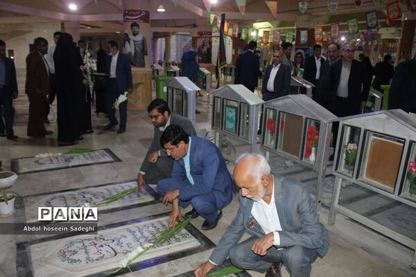عطر افشانی قبور مطهره شهدا در بوشهر