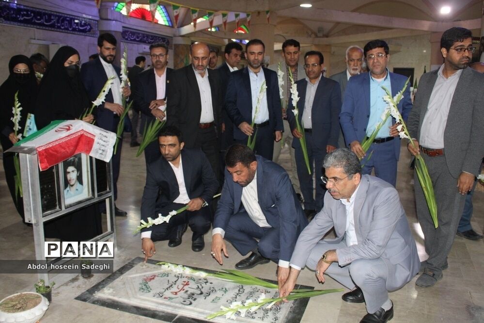عطر افشانی قبور مطهره شهدا در بوشهر