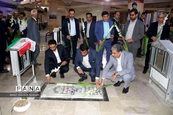 عطر افشانی قبور مطهره شهدا در بوشهر