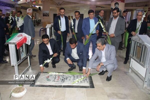 عطر افشانی قبور مطهره شهدا در بوشهر