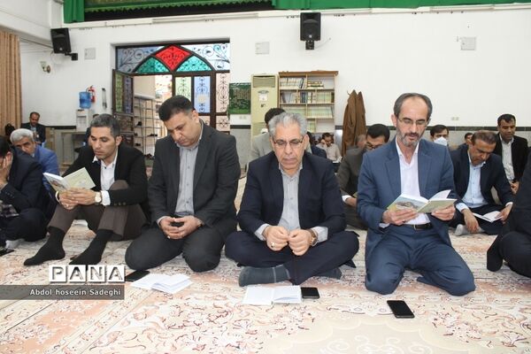 قرائت زیارت عاشورا به‌مناسبت هفته تربیت اسلامی