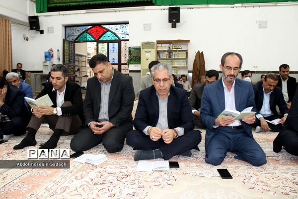 قرائت زیارت عاشورا به‌مناسبت هفته تربیت اسلامی