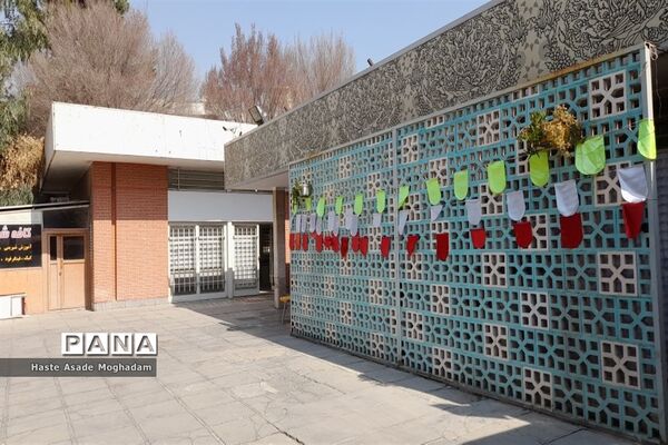 آماده‌سازی غرفه دستاوردهای دانش‌آموزان کانون‌ شهدای‌ ملارد در جشنواره صنایع‌دستی شهرستان‌های استان تهران در شهر ری