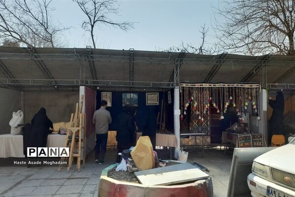 آماده‌سازی غرفه دستاوردهای دانش‌آموزان کانون‌ شهدای‌ ملارد در جشنواره صنایع‌دستی شهرستان‌های استان تهران در شهر ری