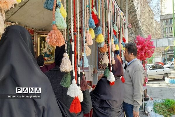 آماده‌سازی غرفه دستاوردهای دانش‌آموزان کانون‌ شهدای‌ ملارد در جشنواره صنایع‌دستی شهرستان‌های استان تهران در شهر ری