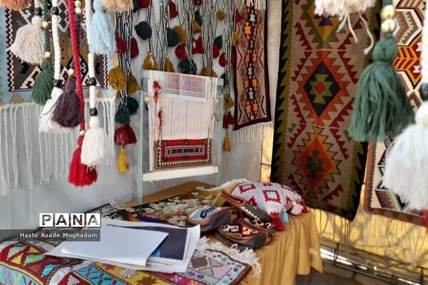 آماده‌سازی غرفه دستاوردهای دانش‌آموزان کانون‌ شهدای‌ ملارد در جشنواره صنایع‌دستی شهرستان‌های استان تهران در شهر ری