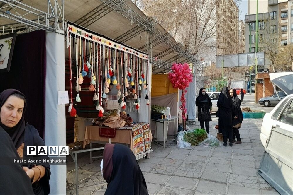 آماده‌سازی غرفه دستاوردهای دانش‌آموزان کانون‌ شهدای‌ ملارد در جشنواره صنایع‌دستی شهرستان‌های استان تهران در شهر ری