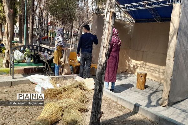 آماده‌سازی غرفه دستاوردهای دانش‌آموزان کانون‌ شهدای‌ ملارد در جشنواره صنایع‌دستی شهرستان‌های استان تهران در شهر ری