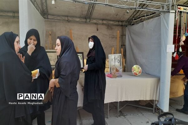 آماده‌سازی غرفه دستاوردهای دانش‌آموزان کانون‌ شهدای‌ ملارد در جشنواره صنایع‌دستی شهرستان‌های استان تهران در شهر ری
