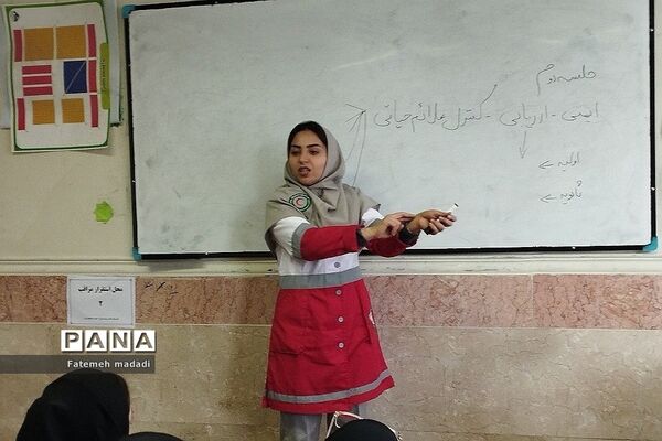برگزاری دوره‌های آموزشی هلال احمر در بهارستان 2