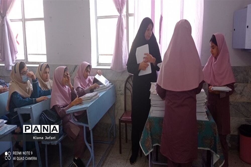 مراسم نواختن زنگ بازگشایی مدارس در دبستان سمیه  کاشمر